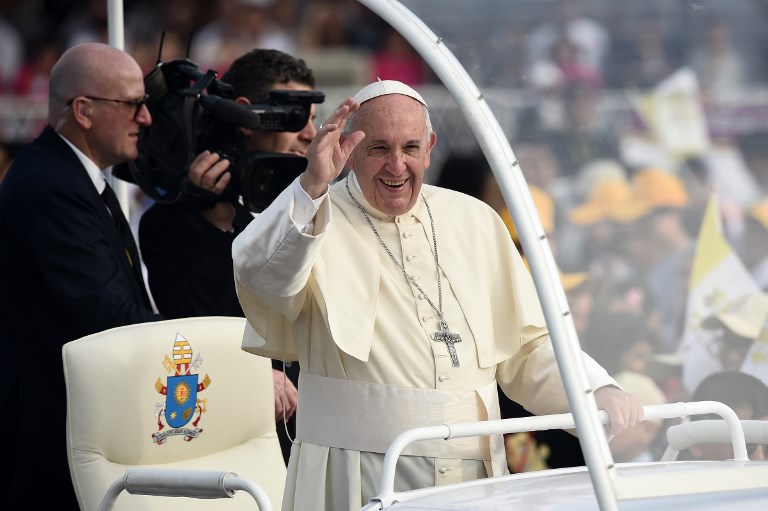 VIVA IL PAPA. Pope Francis waves to the Catholic faithful as he arrives at the stadium where he is scheduled to say mass in Yangon on November 29, 2017. Lilian Suwanrumpha/AFP 