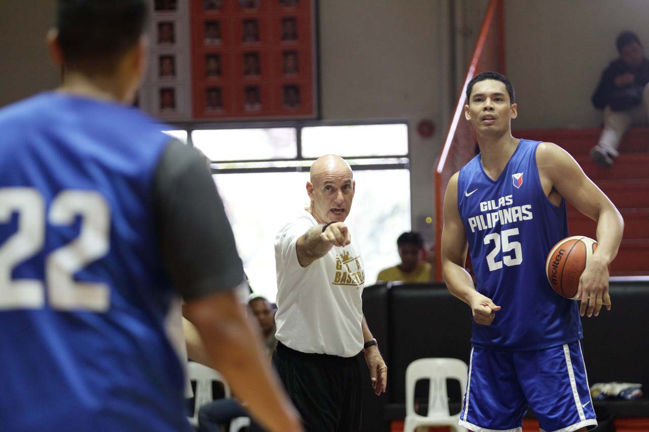 METICULOUS. Tab Baldwin (C) is meticulous when it comes to his job as coach. Japeth Aguilar is seen here listening to Baldwin. File Photo by Czeasar Dancel/Rappler