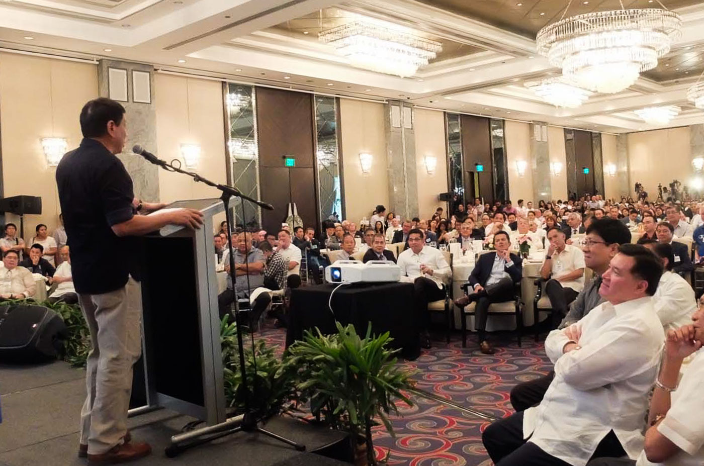 WITH BUSINESS LEADERS. Presidential candidate and Davao City Mayor Rodrigo Duterte speaking to businessmen in a forum at a hotel in Makati City on April 27. Photo by Alecs Ongcal/Rappler  