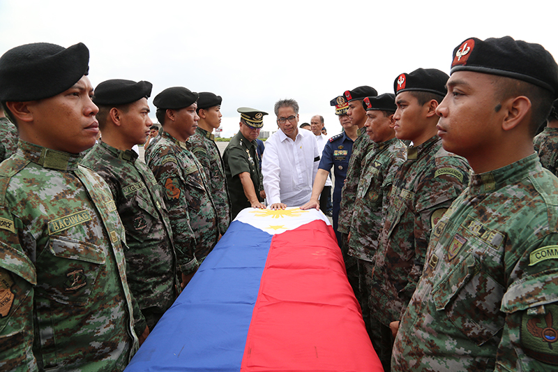 MAMASAPANO CRISIS. Mar Roxas is joined by former PNP OIC Leonardo Espina during the arrival of 42 of 44 slain SAF troopers. File photo  