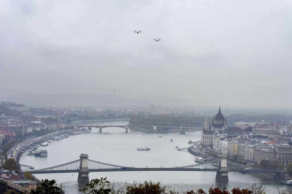 ON THE DANUBE. US CV-22B airplanes fly over the Hungarian capital Budapest with its Danube river and the parliament building (R) during a training of Hungarian and US Special Operations Forces on October 29, 2019. File Photo by Attila Kisbendek/AFP 