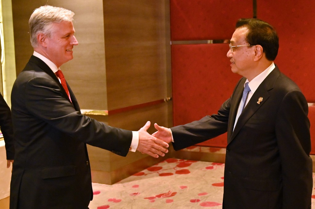 'INTIMIDATION.' US National Security Advisor Robert O'Brien (L) shakes hands with China's Premier Li Keqiang during a bilateral meeting in Bangkok on November 4, 2019, on the sidelines of the 35th Association of Southeast Asian Nations or ASEAN Summit. Photo by Romeo Gacad/Pool/AFP 