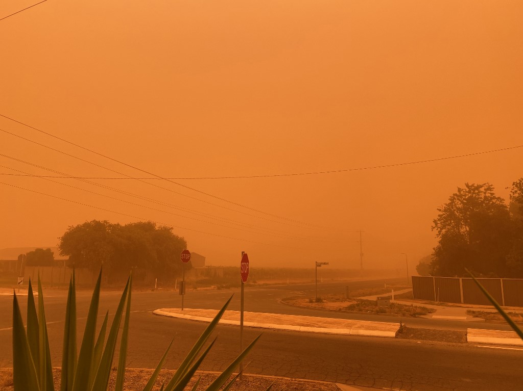 ORANGE COLORED SKY. This handout picture taken and released courtesy of Petra Johansson on November 21, 2019 shows the sky turning orange from dust storms caused by bushfires in Mildura in Victoria state. Handout photo courtesy of Petra Johansson/AFP 