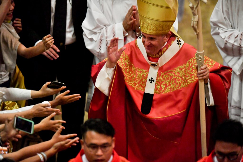 GREETINGS. Pope Francis greets the faithful after a Holy Mass at the Assumption Cathedral in Bangkok on November 22, 2019. Photo by Lillian Suwanrumpha/AFP 