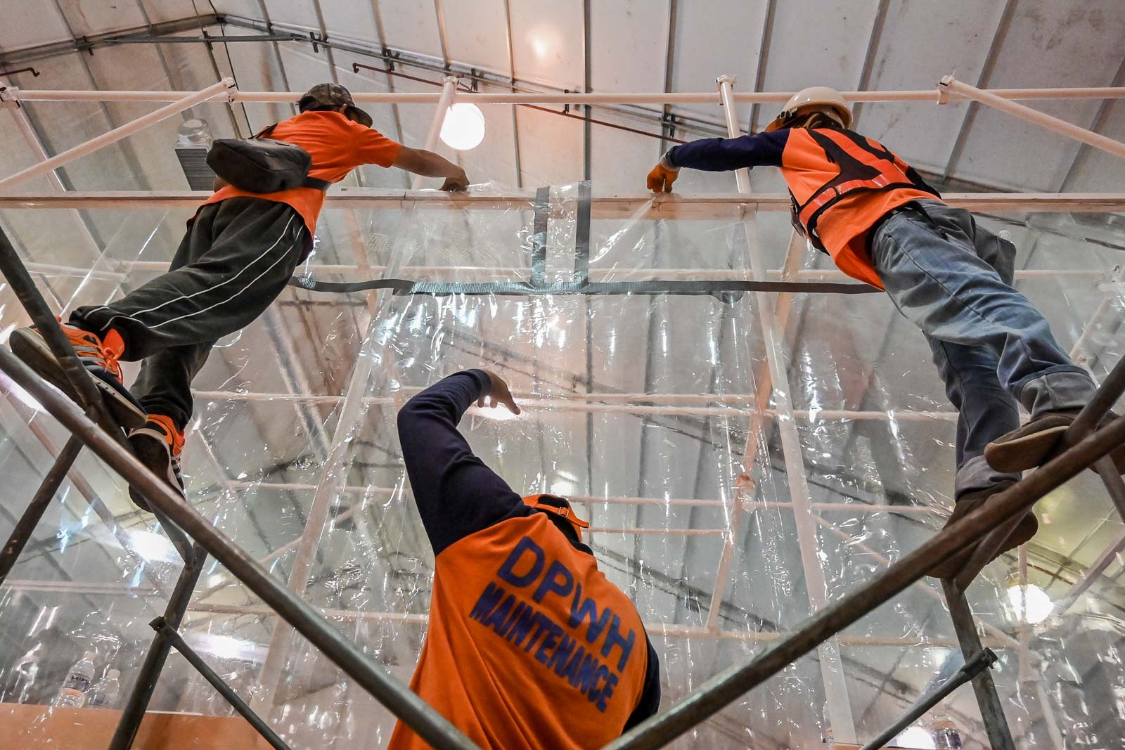 INFRASTRUCTURE. Workers rush to finish the  quarantine facility at the Philippine International Convention Center in Pasay City. File photo by Alecs Ongcal/Rappler 
