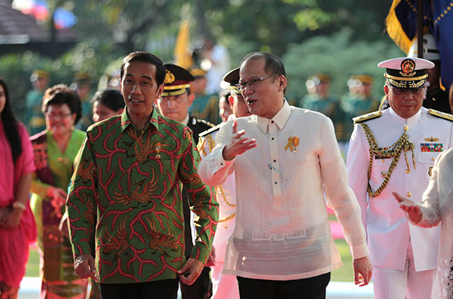FRIENDLY TIES. Philippine President Benigno Aquino III (right) welcomes Indonesian President Joko Widodo (left) in the Philippines' presidential palace on February 9, 2015. Photo by Benhur Arcayan/Malacañang Photo Bureau  