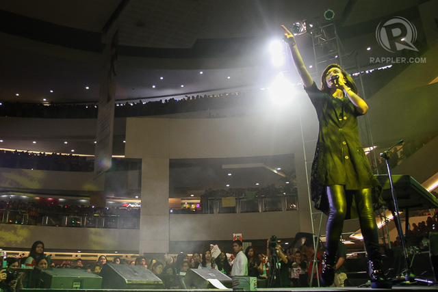 WITH LOVE. Christina Grimmie at Trinoma. Photo by Manman Dejeto/Rappler 