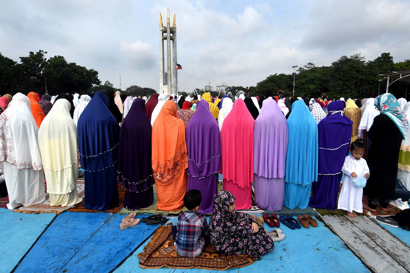 LANDMARK. Muslim women stand in prayer during the Eid'l Adha at the Quezon Memorial Cirlce in Quezon City on August 21, 2018. Photo by Angie de Silva/Rappler  
