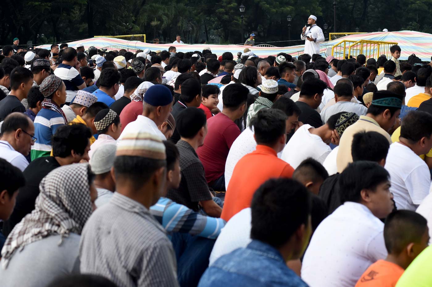 IMAM'S PREACHING. Ustadh Fahad Tambara, Islamic propagator of Amanah Islam Dawah Center, delivers his sermon during the celebration of the Eid'l Adha at the Quezon Memorial Circle on August 21, 2018. Photo by Angie de Silva/Rappler  