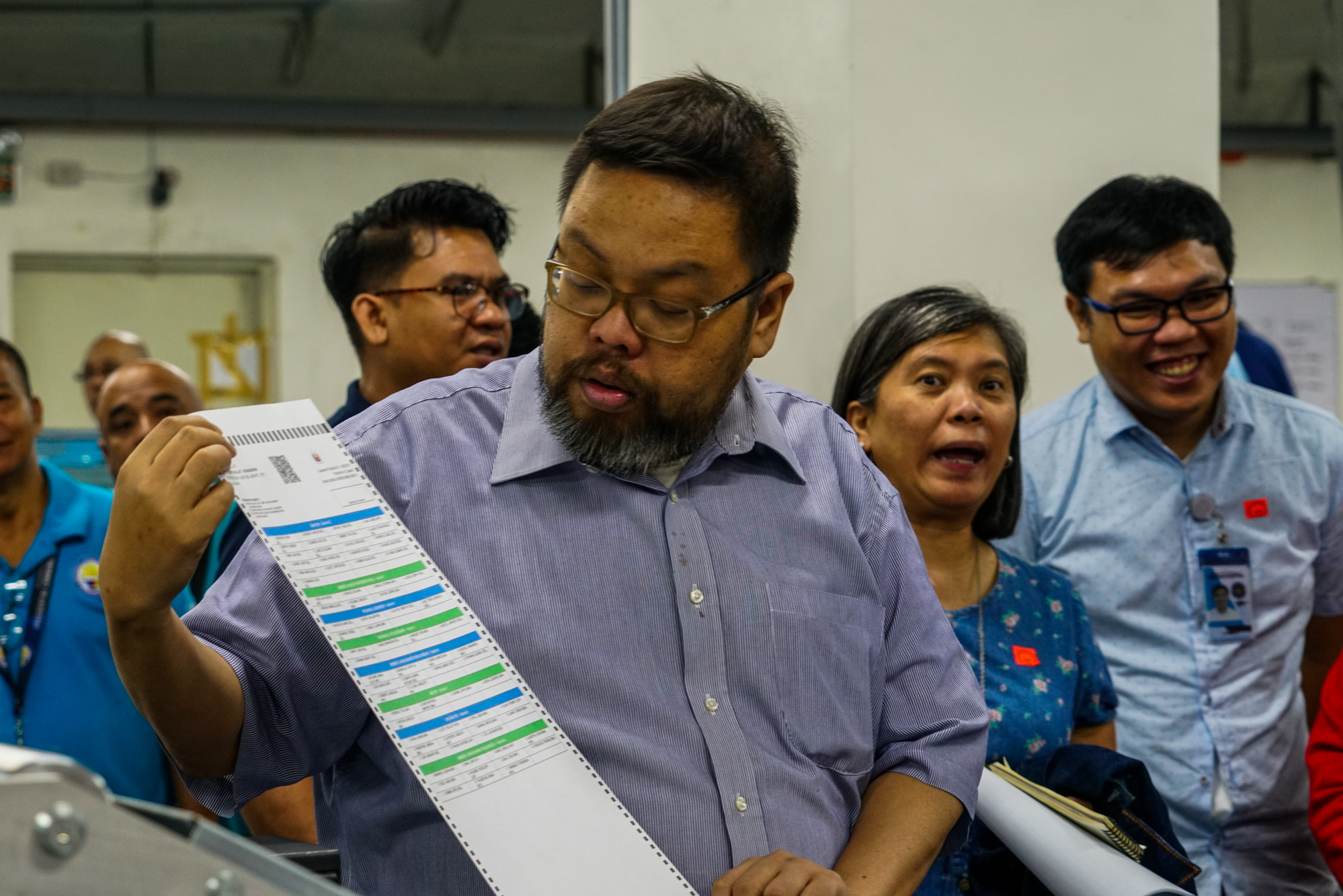 BALLOT PRINTING. Comelec Spokesman James Jimenez shows one of the ballots to be used in the May 13, 2019 elections. Photo by Maria Tan/Rappler 