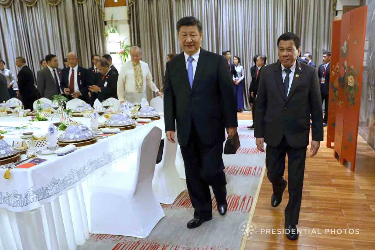 CLOSE TIES. President Rodrigo Duterte is accompanied by Chinese President Xi Jinping prior to the start of the dinner hosted by the Chinese President at the Boao State Guesthouse on April 10, 2018. Malacañang file photo  