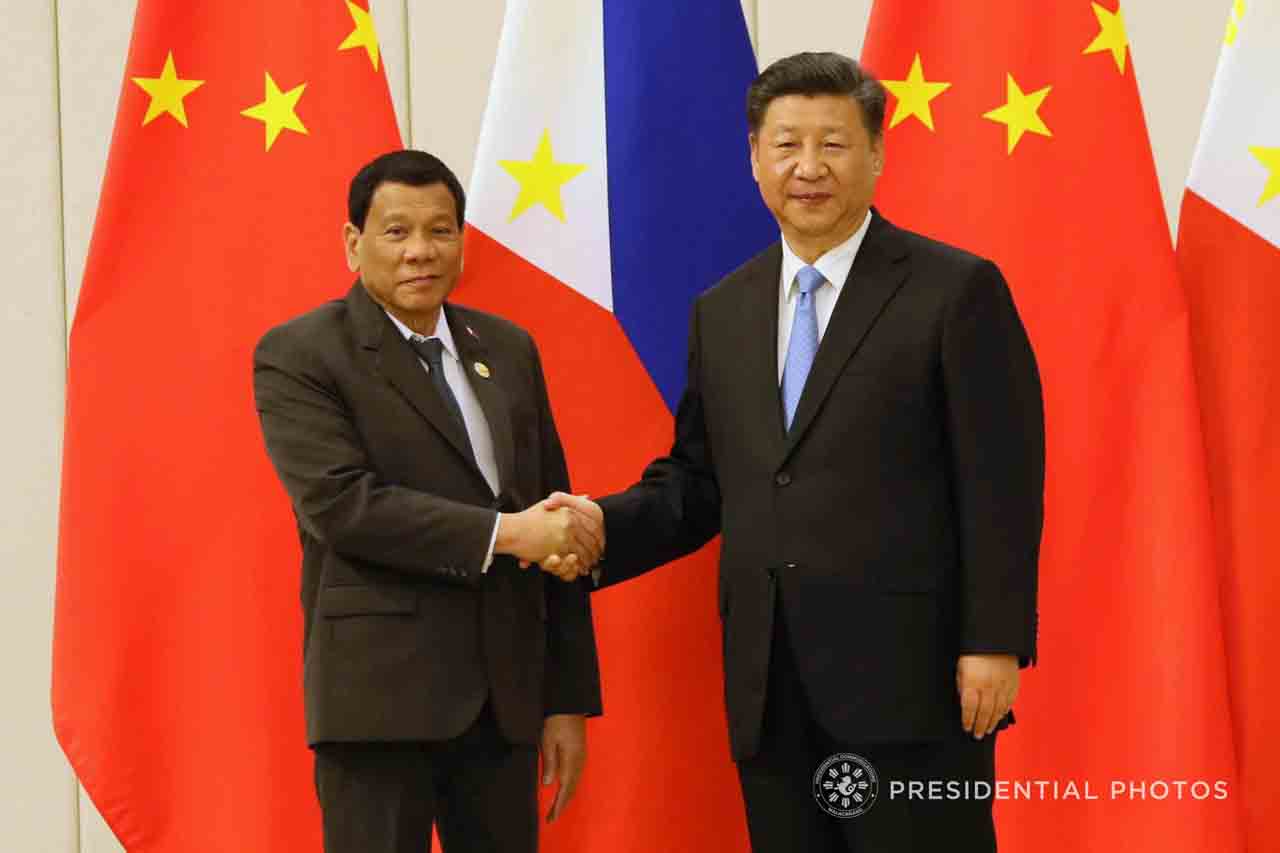 FRIENDSHIP FORWARD. Philippine President Rodrigo Duterte and Chinese President Xi Jinping pose for a photo following a bilateral meeting at the Boao State Guesthouse on April 10, 2018. Malacañang file photo 