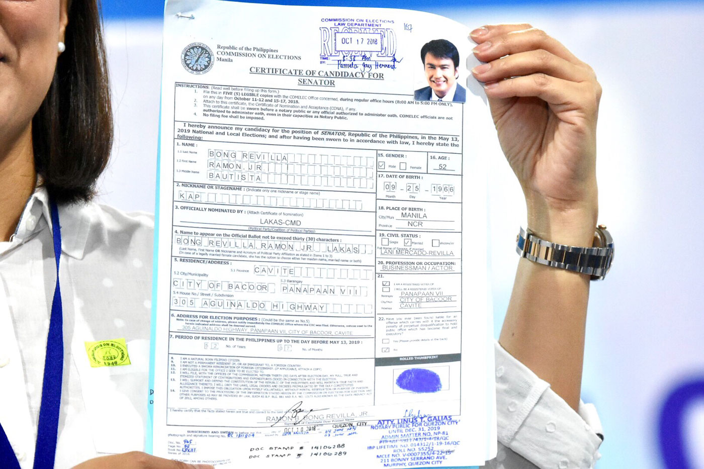 Former Sen. Bong Revilla files his certificate of candidacy for senator through wife, Cavite Rep. Lani Mercado, on October 17, 2018 at the Comelec office in Manila. Photo by Angie de Silva/Rappler 
