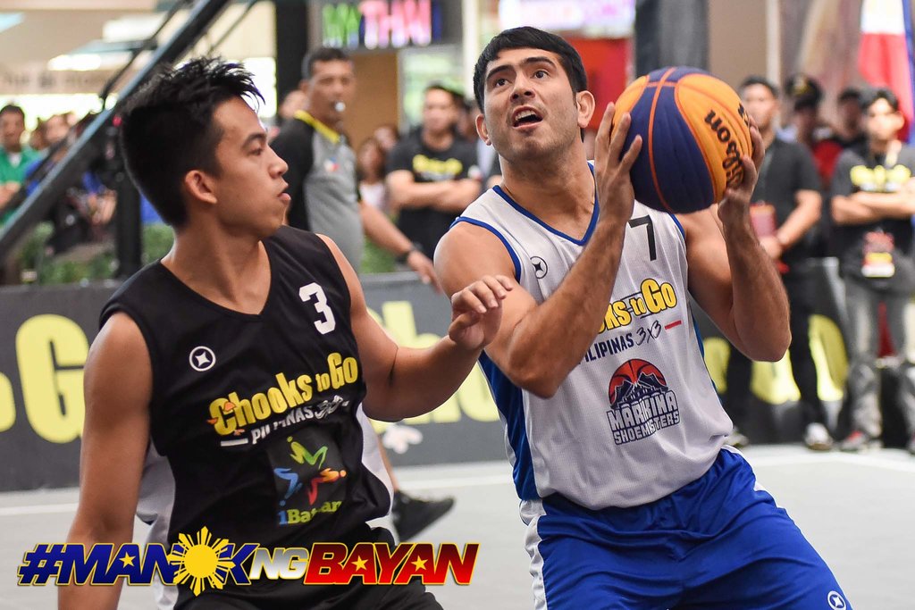 SHOWSTOPPER. Gerald Anderson (right) delivers as his Marikina squad upsets the Bataan squad of former Ateneo standout Anton Asistio in the elimination round. Photo release
  
