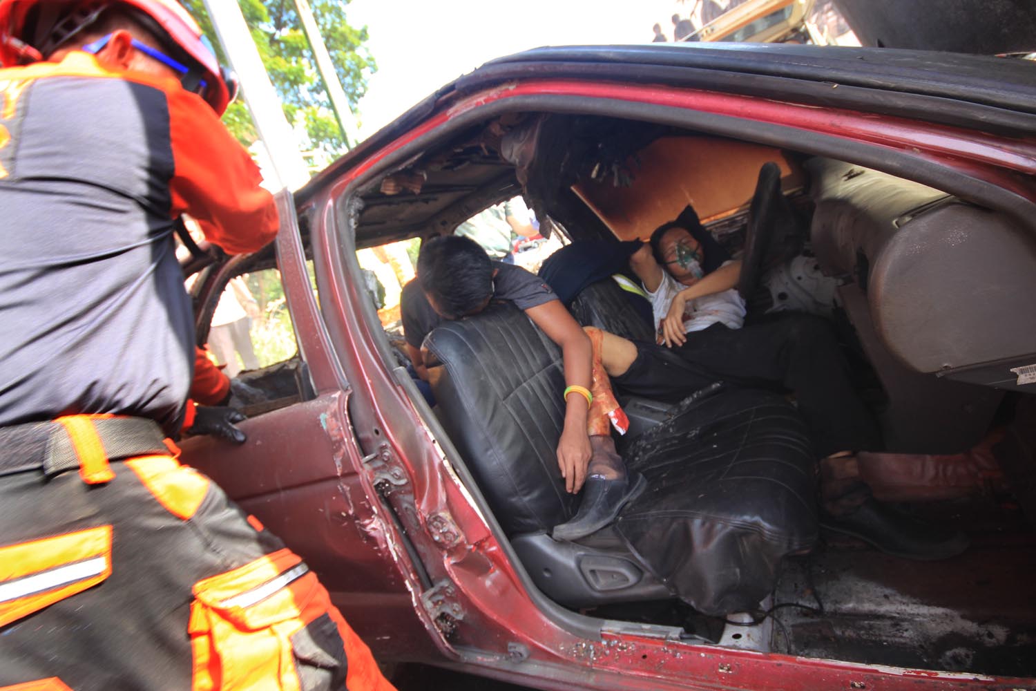 DRILL. Rescue volunteers try to rescue victims trap inside the car during the National Disaster Risk Reduction and Management Council  4th Quarter Nationwide Simultaneous Earthquake Drill on December 15, 2017. Photo by Darren Langit/Rappler 