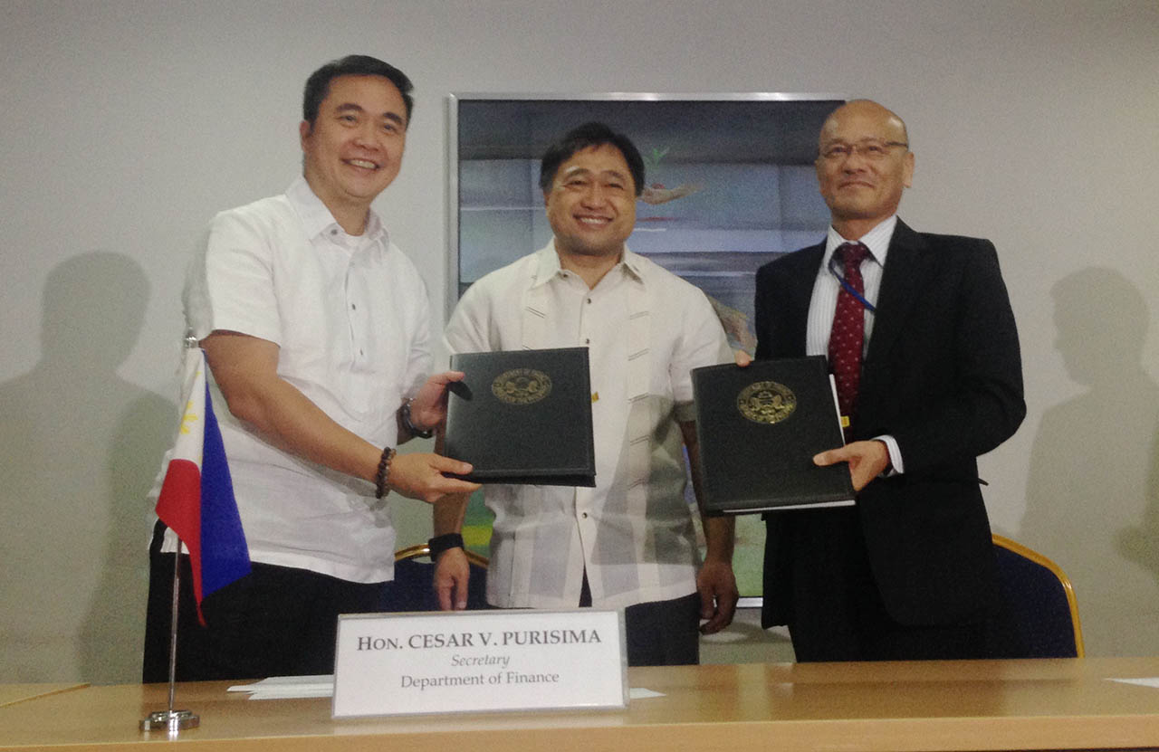 FIRST SLICE. The North-South Railway (Malolos-Tutuban) deal is recognized as one of the priorities in the 2011-2016 Philippine Development Plan. In the photo are (from left) DOTC Secretary Jun Abaya, Finance Secretary Cesar Purisima, and JICA's Noriaki Niwa. Photo by Chrisee Dela Paz/Rappler   