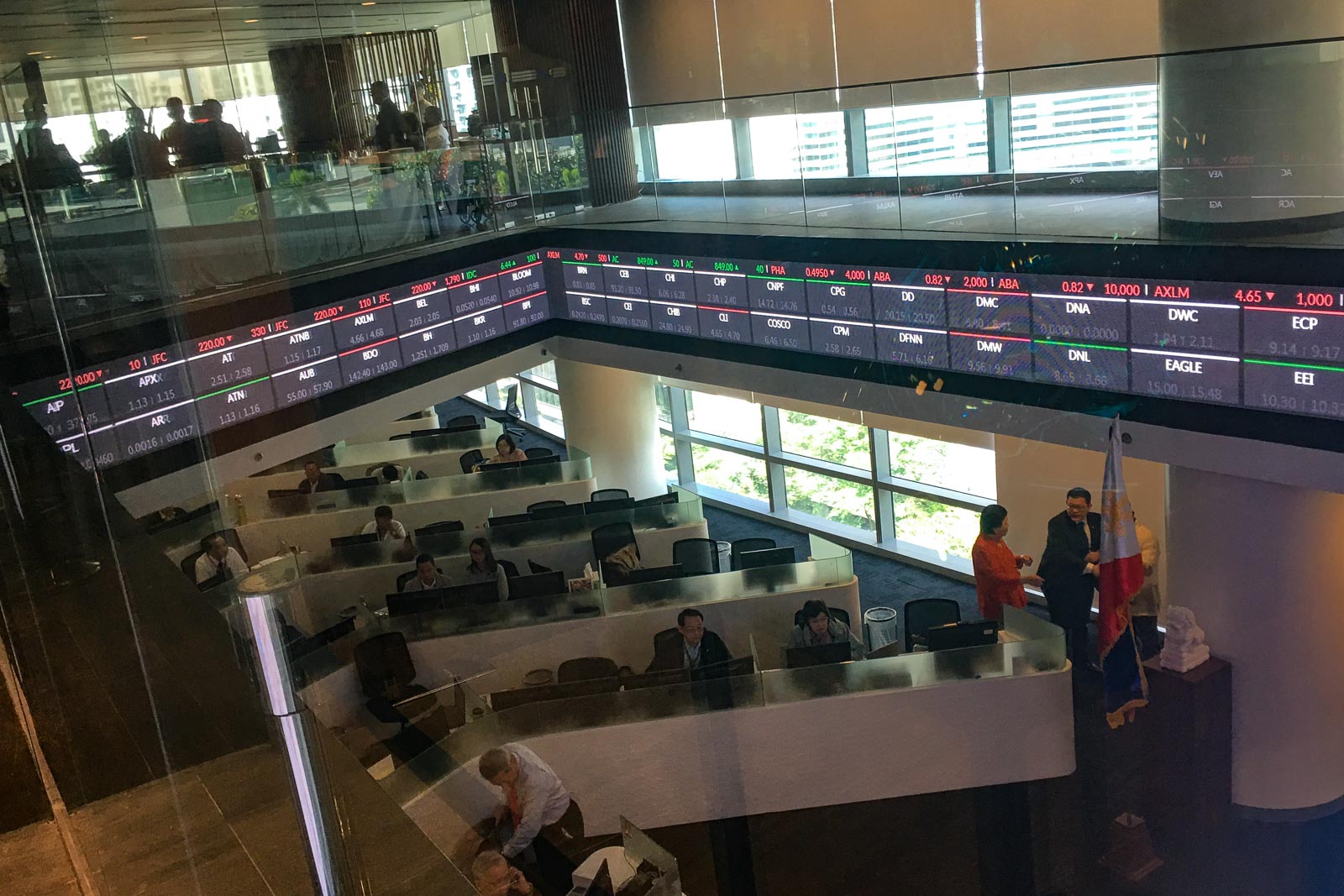 LOSING STREAK. The Philippine Stock Exchange trading floor. Photo by Ralf Rivas/Rappler 