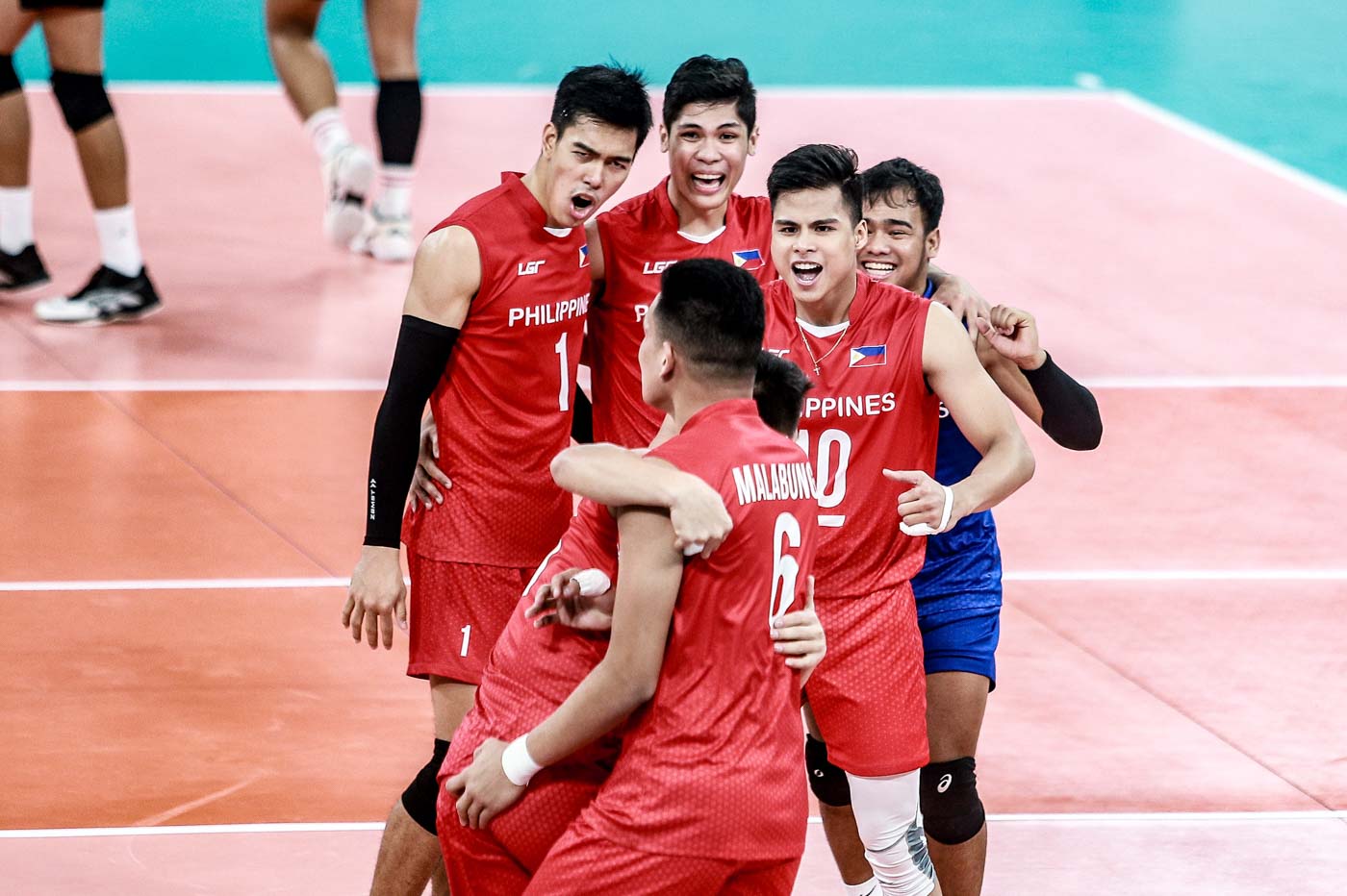 GOLDEN CHANCE. Bryan Bagunas (top left) and the Philippine men's volleyball team make history. Photo by Michael Gatpandan/Rappler   