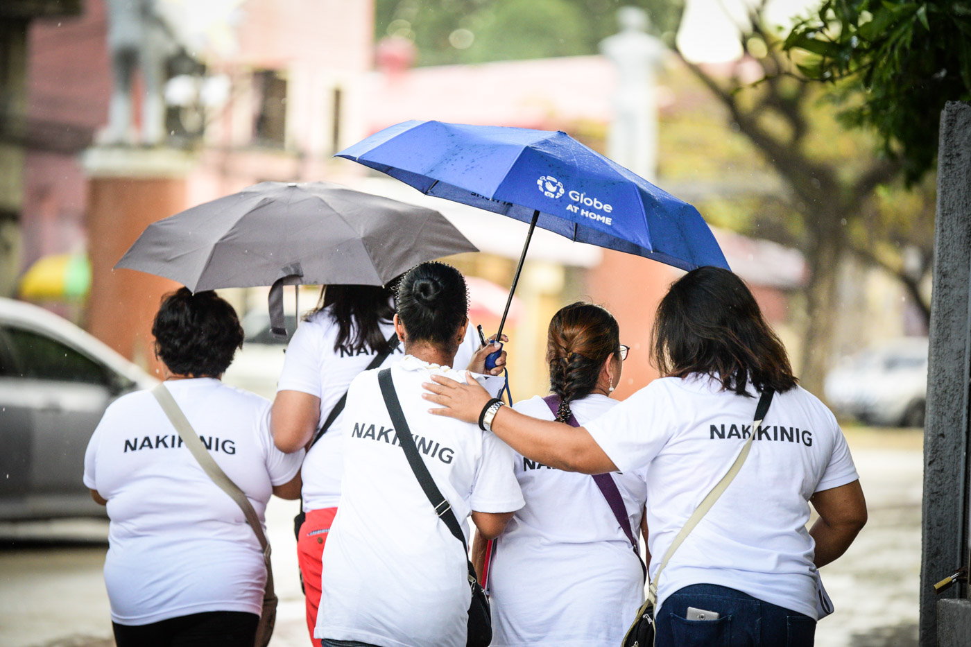 UNDETERRED. It drizzled for a while, but the Project Makinig volunteers still finished their door-to-door task in Marikina City. Photo by Alecs Ongcal/Rappler  