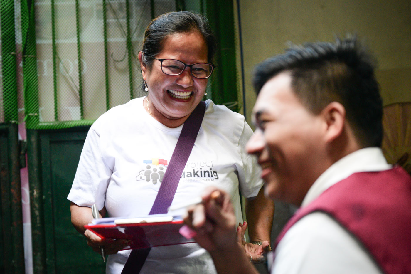 THE INTERVIEW. Project Makinig volunteer Bing Salas shares a light moment with one of her interviewees. Photo by Alecs Ongcal/Rappler  