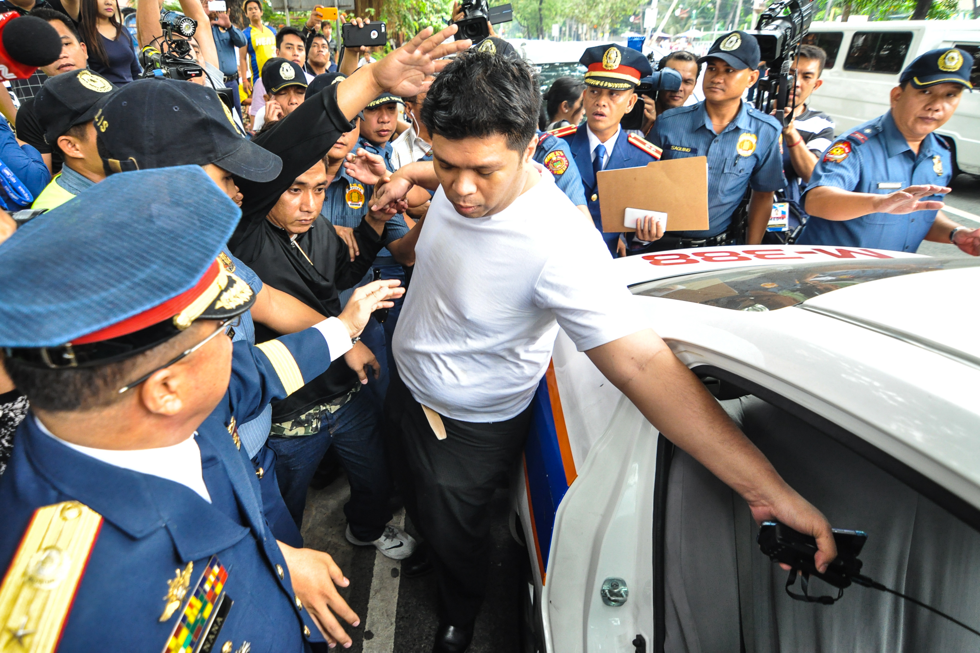 ARRESTED. Ex-Iglesia ni Cristo minister Lowell Menorca is secured by police officers after he was presented a warrant of arrest for libel on January 20, 2016. File photo by Lito Boras/Rappler  