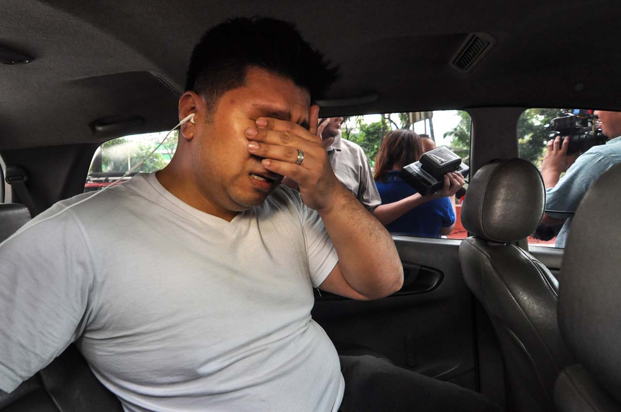 NO JUSTICE. Ex-Iglesia ni Cristo church worker Lowell Menorca II wipes his tears inside his car as he resisted his arrest from Manila police on January 20, 2016. Photo by Lito Boras/Rappler 