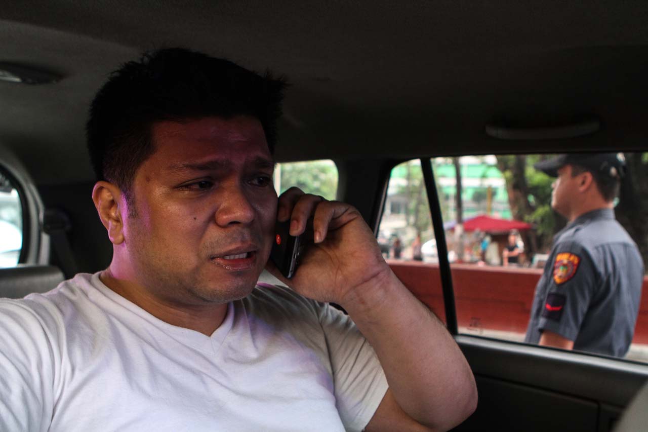 UNDER ARREST. Ex-Iglesia ni Cristo minister Lowell Menorca remains in his vehicle as he awaits Manila Police District chief Rolando Nana following an arrest warrant served by two plainclothes policemen on January 20, 2016. Photo by Lito Boras / Rappler 