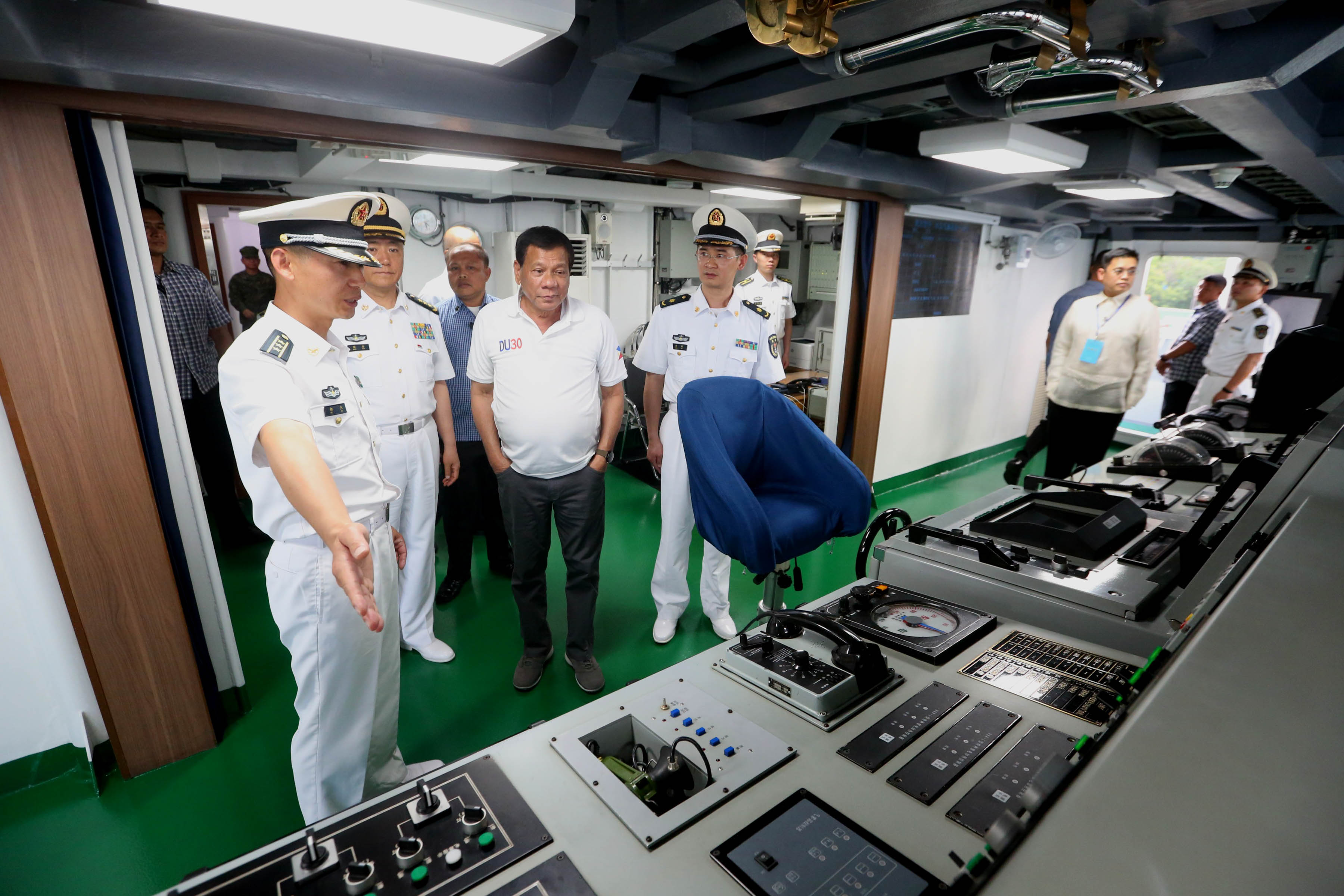 TRUSTING CHINA. President Rodrigo Duterte is given a tour inside the Chinese warship Chang Chun in May 2017. Malacañang file photo 