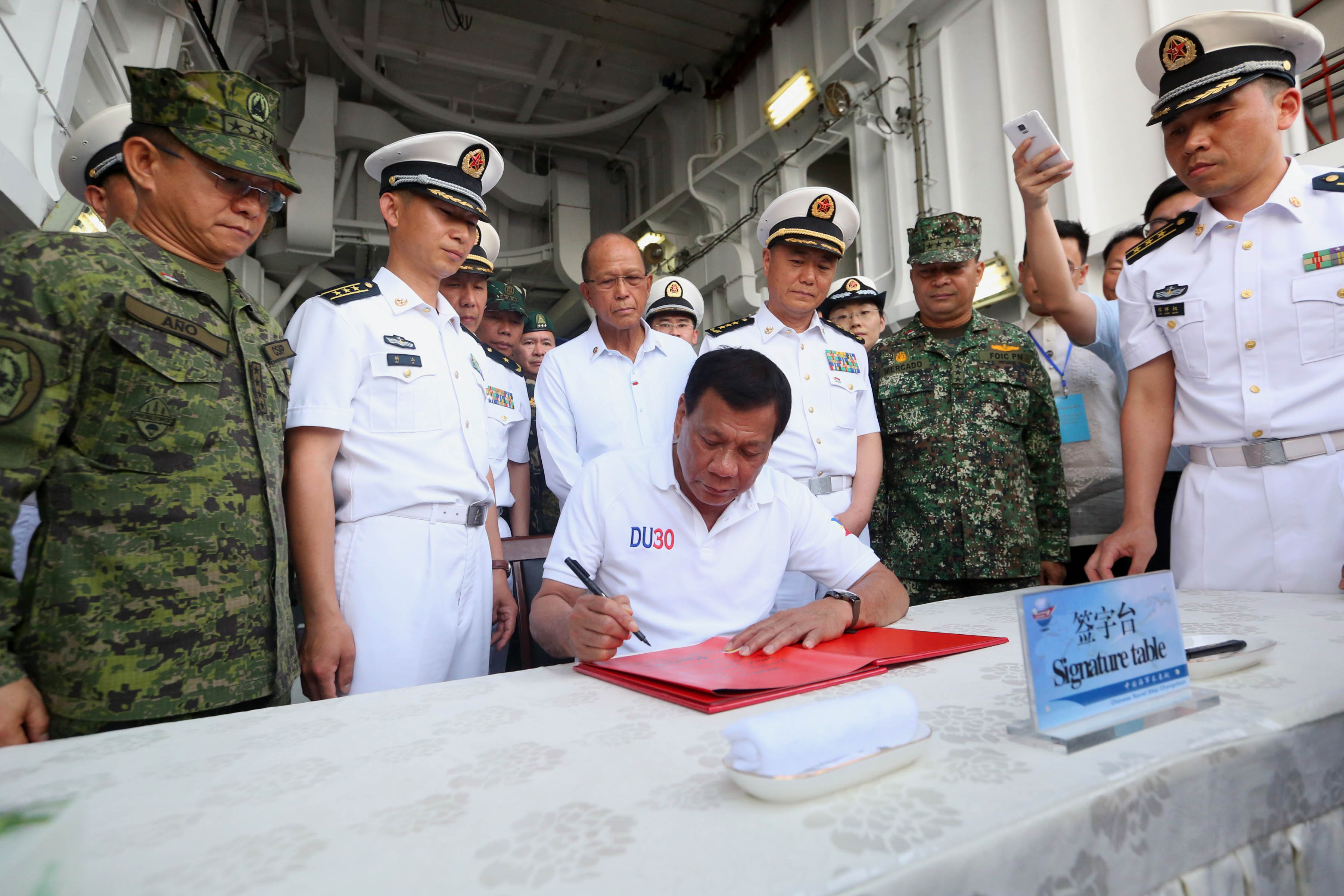 HAND OF FRIENDSHIP. President Rodrigo Duterte is given a tour inside the Chinese Navy ship Chang Chun in May 2017. Malacañang photo 