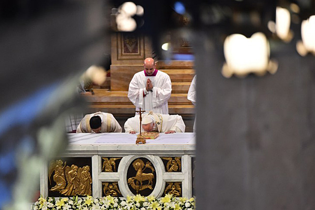 Pope Francis lead a mass for local Catholic leaders at Manila Cathedral on January 16, 2015. Photo by Giuseppe Cacace/AFP