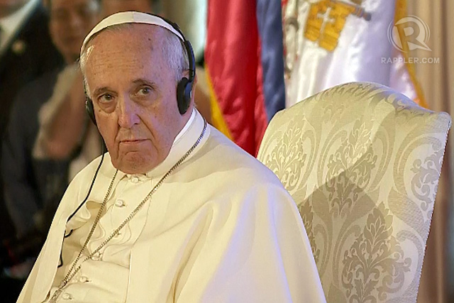 Pope Francis listens to President Benigno Aquino III (not in photo) during the meeting with officials and diplomats in Malacañang, January 16, 2015. Rappler photo