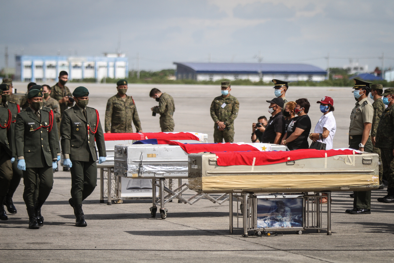 MEMORIAL. The Philippine Army renders arrival honors to the remains of the three soldiers, who were killed in Jolo, Sulu yesterday at Colonel Jesus Villamor Air Base, Pasay City on June 30, 2020. Photo by Inoue Jaena/Rappler 