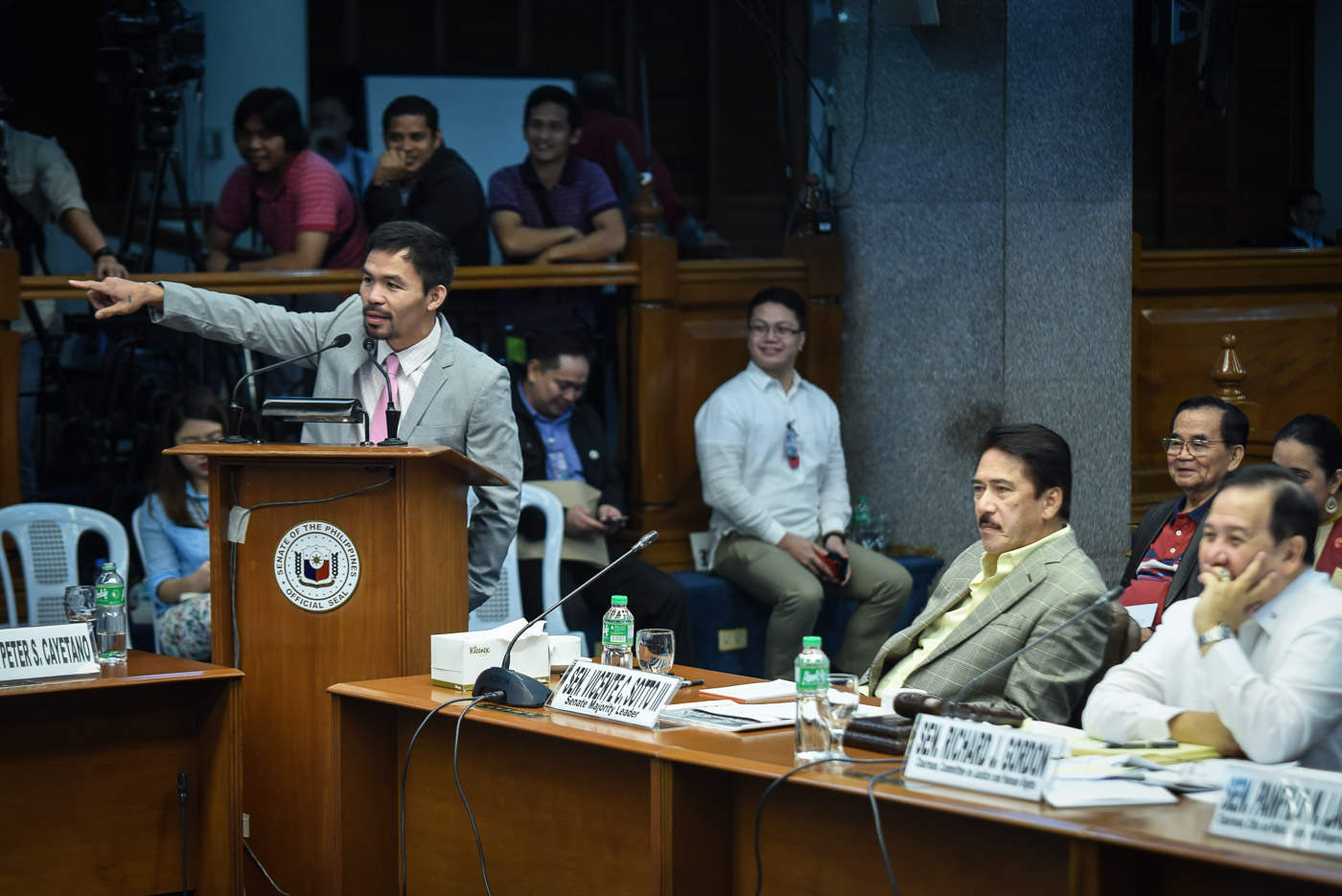 LECTURE. Neophyte Senator Manny Pacquiao lectures another newbie senator, Leila De Lima, on the rules on Senate inquiries. Photo by LeAnne Jazul/Rappler 