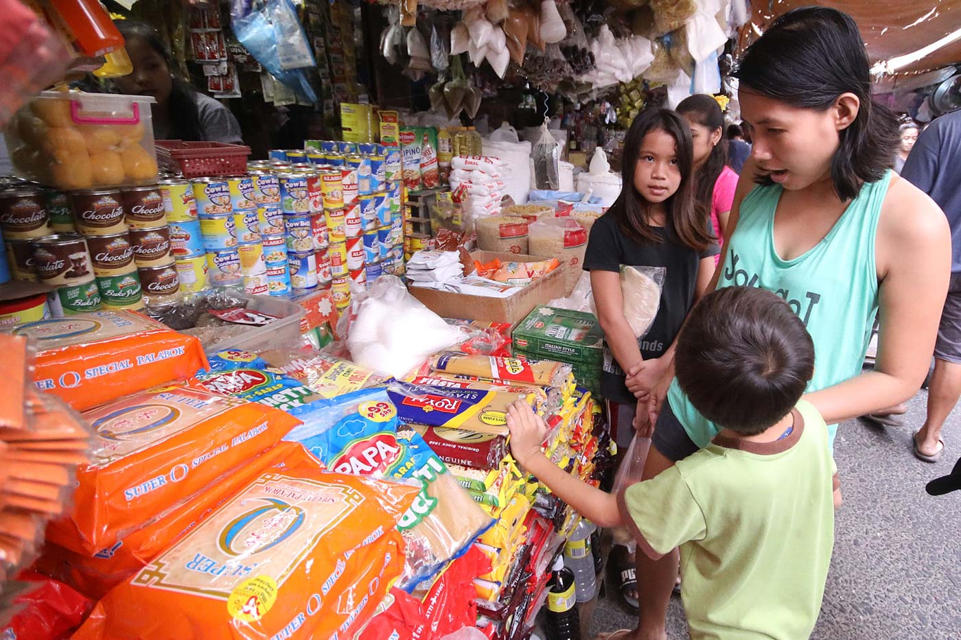 COOLING DOWN. Inflation eases further in December 2018, a month when prices of goods are usually high. File photo by Darren Langit/Rappler 