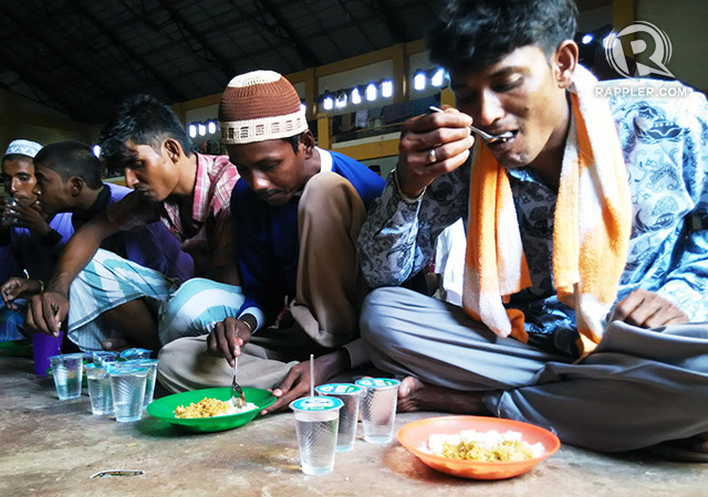 RICE AND NOODLES. Rescued migrants from Myanmar and Bangladesh having breakfast at a sports hall in Lhoksukon, North Aceh, on May 12, 2015. Photo by Nurdin Hasan/Rappler  