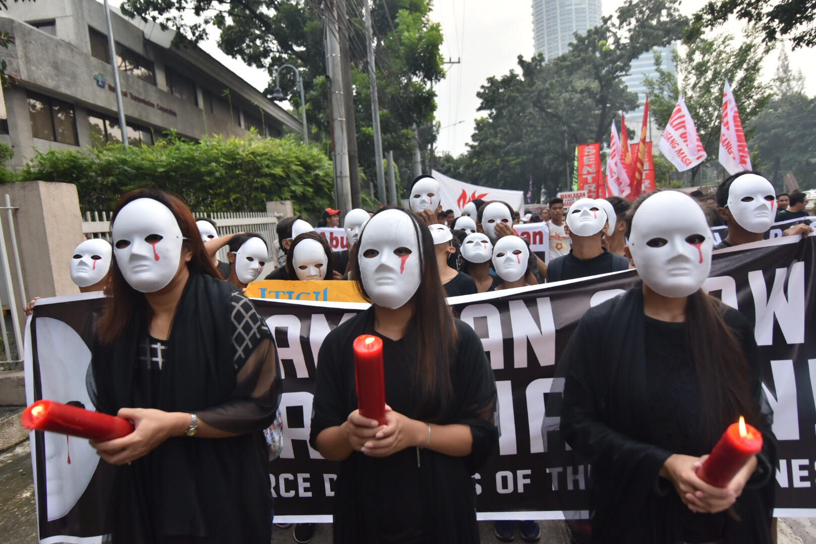END KILLINGS. Protesters from the Bantayog ng mga Bayani march along Quezon Avenue for #DayOfProtest rally at the CHR. Photo by LeAnne Jazul/Rappler 