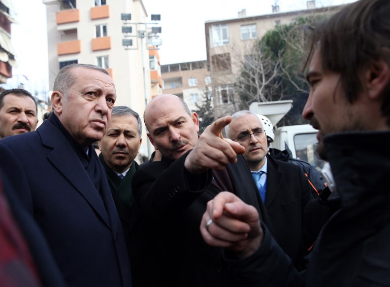 JOINT RAID. A handout photo taken and released on February 9, 2019 by the Turkish presidential press service shows Turkish president Recep Tayyip Erdogan (L) listening to Interior Minsiter Suleyman Soylu (C) visiting the area of a collapsed apartment building in Istanbul, on February 9, 2019. AFP PHOTO / TURKISH PRESIDENTIAL PRESS SERVICE  