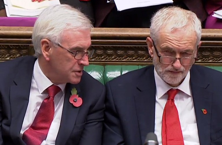 BREXIT. A video grab from footage broadcast by the UK Parliament's Parliamentary Recording Unit (PRU) shows Britain's opposition Labour party's Shadow Chancellor of the Exchequer John McDonnell (L) and Britain's opposition Labour party Leader Jeremy Corbyn listen as Britain's Chancellor of the Exchequer Philip Hammond presents his budget statement in the House of Commons in London on October 29, 2018. AFP PHOTO / PRU 
