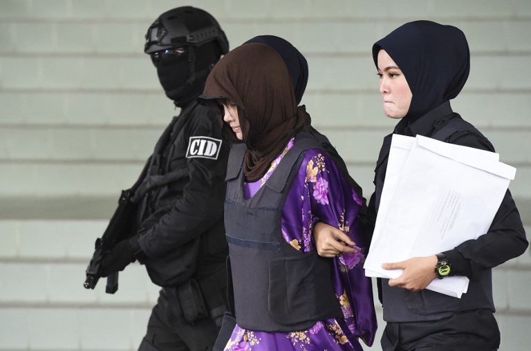 SUSPECT. Vietnamese national Doan Thi Huong (C) is escorted by Malaysian police after a special court session to rule on witness statements at the Shah Alam High Court, outside Kuala Lumpur on December 14, 2018 for her alleged role in the assassination of Kim Jong-nam, the half-brother of North Korean leader Kim Jong-un. File photo by Mohd Rasfan/AFP 