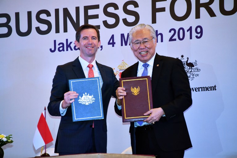 TRADE DEAL. Indonesian Trade Minister Enggartiasto Lukita (R) and his Australian couterpart Simon Birmingham (L) hold documents after signing a trade deal in Jakarta on March 4, 2019. Photo by Adek Berry/AFP 