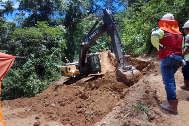 RESCUE OPERATIONS. This handout picture taken and released on March 4, 2019 by Indonesia's Badan Nasional Penanggulangan Bencana (BNPB), the country's disaster mitigation agency, shows rescuers continuing operationt in an attempt to reach trapped miners after the February 26 landslide at an illegal gold mine in the Bolaang Mongondow region of North Sulawesi. Handout photo by BNPB/AFP 