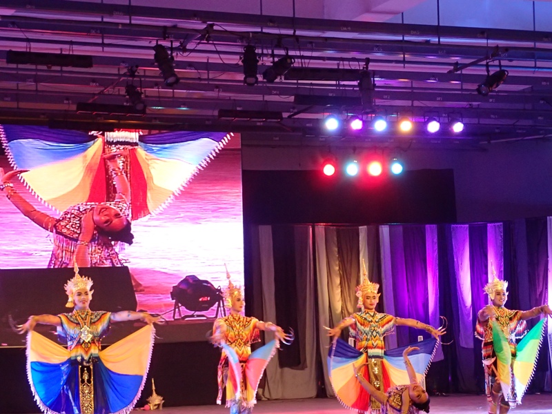 GOLDEN. Thai participants performing one of their centuries-old dances.

 