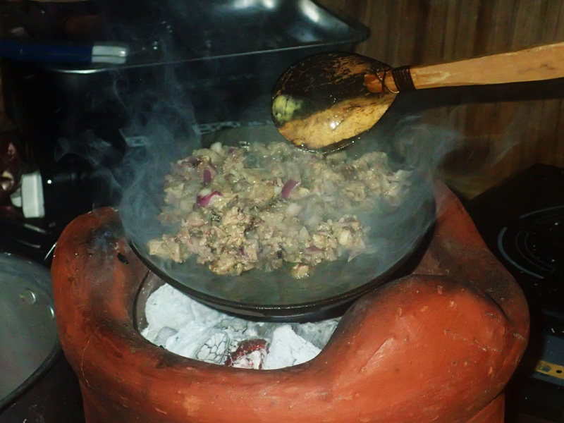 TRADITIONAL SISIG. Kapampangans taught their audience the way they cook sisig. 