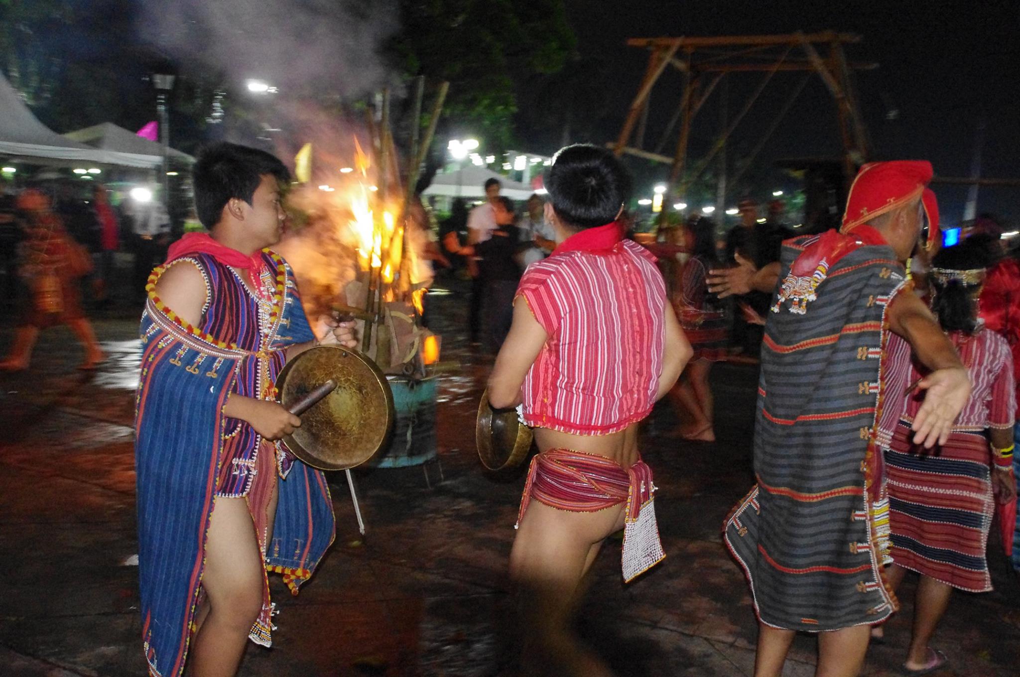 COMMUNITY DANCE. Dayaw Festival culminated with a spirited community dance around a bonfire. Photo by Leon Pangilinan, Jr./NCCA 