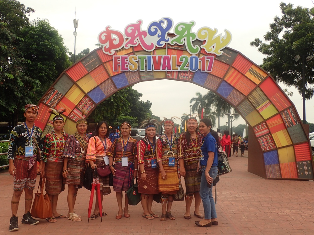 WELCOME TO DAYAW. Participating indigenous peoples’ groups pose in front of the welcome arch. 