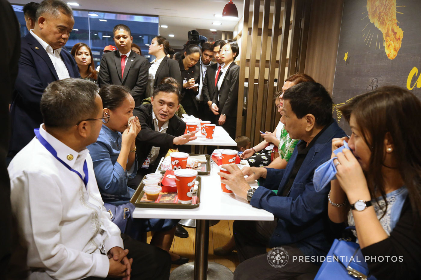 OFW CONCERNS. Sara Duterte and Honeylet Avanceña join President Duterte in Jollibee in Hong Kong where he speaks with an OFW. Malacañang photo 