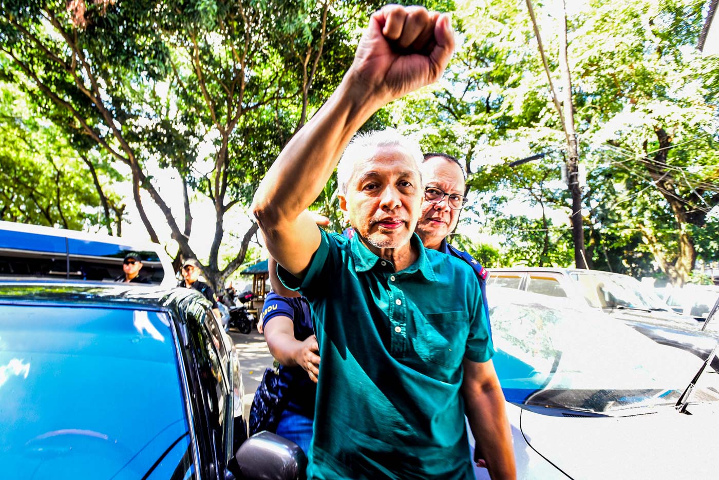 DEFIANT. NDFP peace consultant Vic Ladlad gestures during his transfer from Camp Bagong Diwa in Taguig City to Camp Karingal in Quezon City on November 8, 2018. Photo by Maria Tan/Rappler  