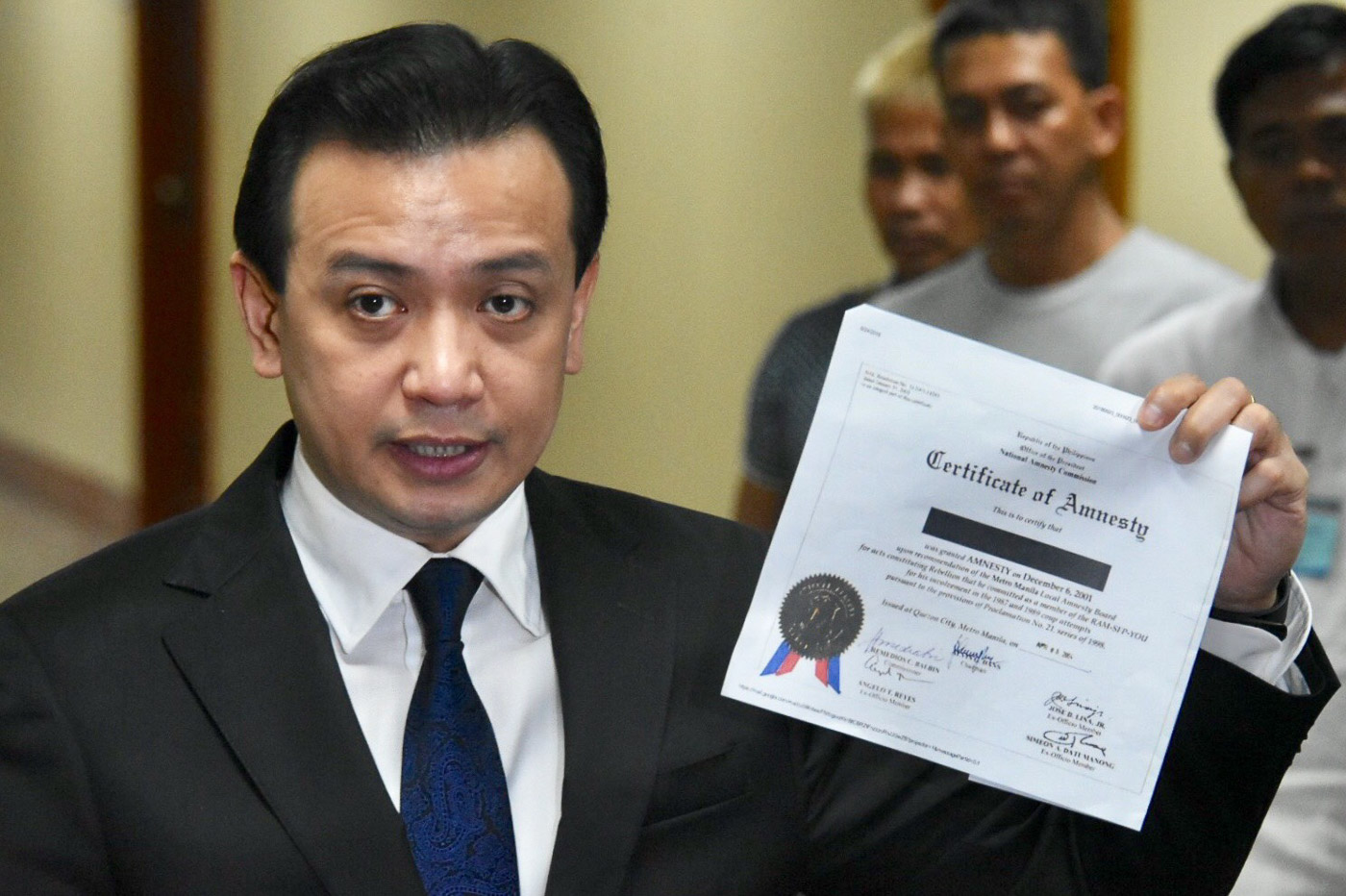 AMNESTY. Senator Antonio Trillanes IV presents to the media a copy of an older amnesty certificate granted to an ex-mutineer to show that other presidents also did not sign such documents. Photo by Angie de Silva/Rappler  