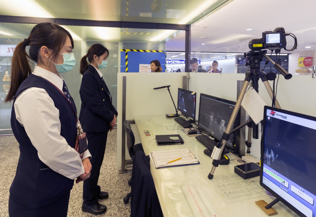 SCREENING FOR SICKNESS. This picture taken on January 13, 2020 shows Taiwan's Center for Disease Control (CDC) personnel using thermal scanners to screen passengers arriving on a flight from China's Wuhan province, where a SARS-like virus was discovered and has since spread, at the Taoyuan International Airport. Photo by Chen Chi-chuan/AFP 