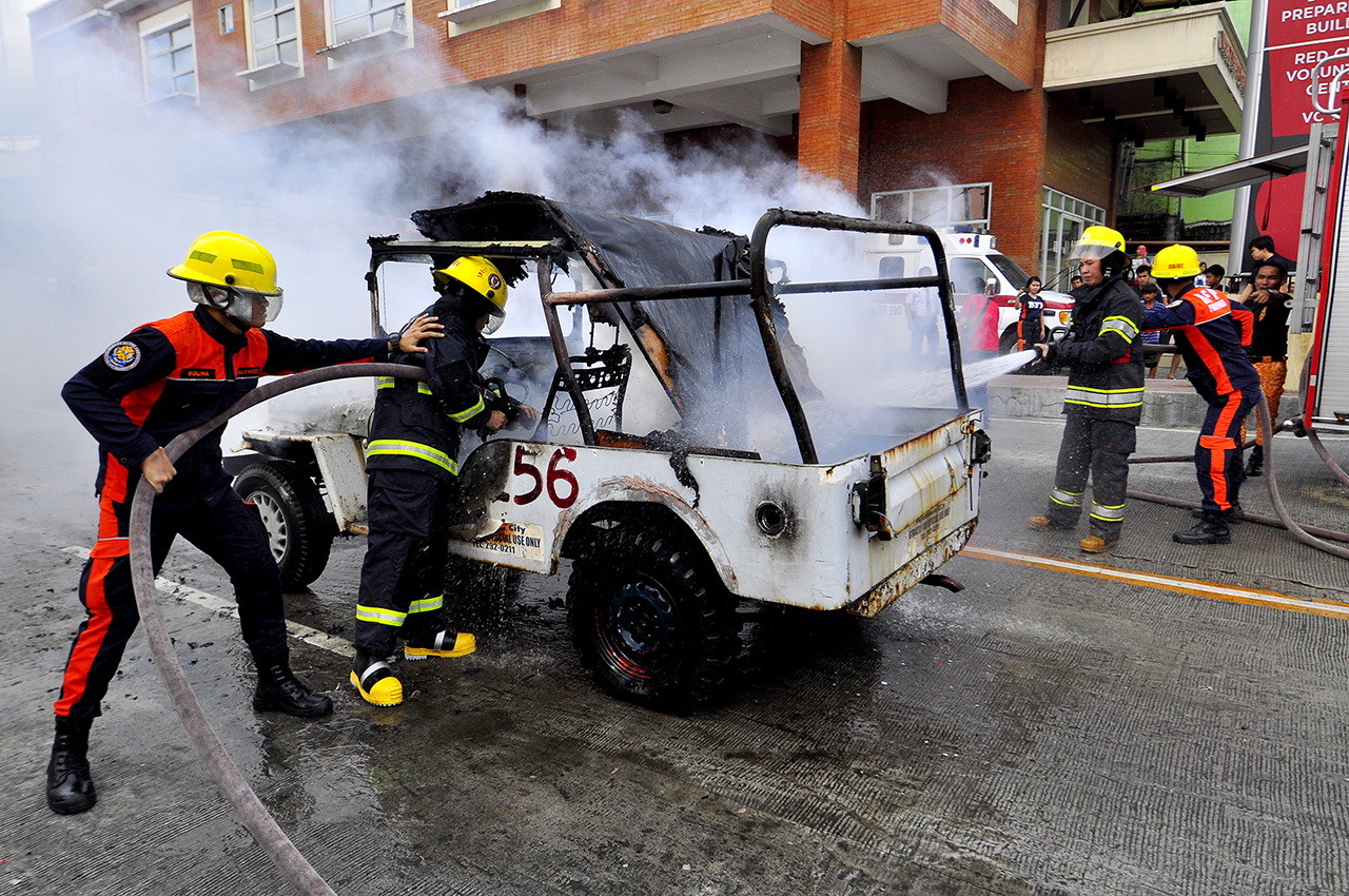 QUICK RESPONSE. Firefighters extinguish vehicle fire. Photo by Angie De Silva/Rappler